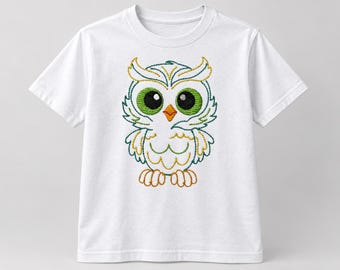 Op de afbeelding: Een wit t-shirt met korte mouwen en een centraal geborduurd ontwerp van een uil. Het uilontwerp is omlijnd met blauwgroene en gele draad, met grote groene ogen, zwarte pupillen en een oranje snavel, wat gedetailleerd stikwerk laat zien.