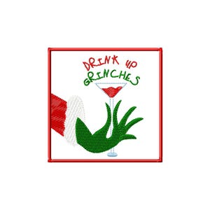 Puede incluir: Un diseño bordado que presenta una mano verde sosteniendo una copa de martini con líquido rojo. La mano es parte de un personaje similar al Grinch, con una manga roja y ribete blanco. El texto "DRINK UP GRINCHES" está encima de la copa.