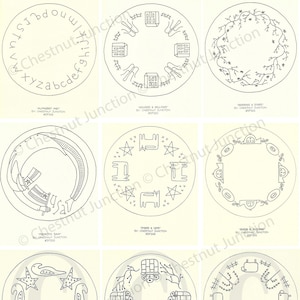 Op de afbeelding: Negen zwart-witte borduurpatronen voor hoop art. De patronen omvatten een verscheidenheid aan ontwerpen, zoals huizen, wilgen, vogels en bloemen. Elk patroon is voorzien van een titel en een nummer.