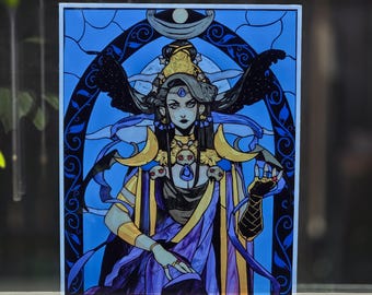 Puede incluir: Una pieza de arte en vidrio rectangular que presenta una ilustración estilizada de una figura con cabello oscuro, vistiendo una prenda morada y dorada, adornada con motivos de media luna y gemas azules sobre un fondo azul estilo vitral.