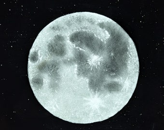 Peut inclure: Gros plan sur une lune blanche avec des cratères sur un fond noir avec des étoiles blanches.