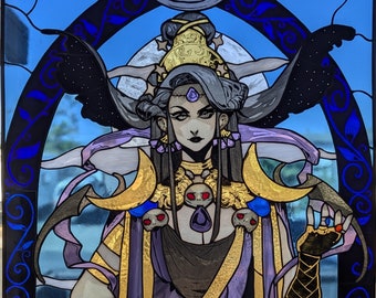 Peut inclure: Une œuvre d'art en vitrail représentant une femme aux cheveux violets et une couronne dorée. Elle porte une robe violette et dorée et tient un joyau bleu dans sa main. L'arrière-plan est un ciel bleu avec des nuages et des étoiles.
