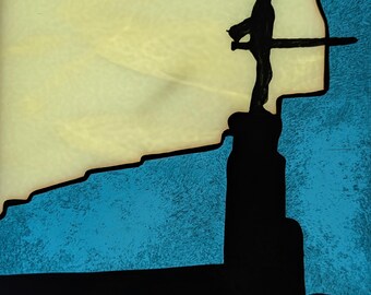 Peut inclure: Une silhouette noire d'une figure avec des cornes debout sur un rebord, tenant une épée. L'arrière-plan est un dégradé de jaune et de bleu.
