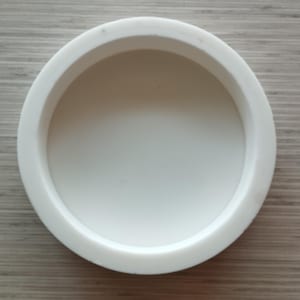 Peut inclure: Un moule rond en silicone blanc pour faire des bougies ou du savon.