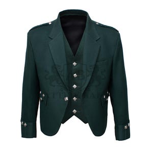 Puede incluir: Chaqueta de kilt verde oscuro con chaleco a juego. La chaqueta presenta solapas con muescas, botones decorativos plateados y charreteras. El chaleco tiene cuello en V y botones a juego. Los puños también tienen botones decorativos.