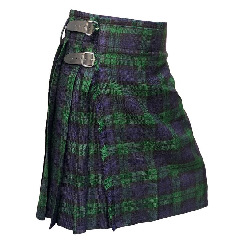 Pu&ograve; includere: Un kilt a quadri verdi e blu con un fondo a frange e due cinturini in pelle nera con fibbie argentate.