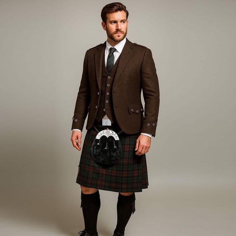 Pu&ograve; includere: Un completo giacca, gilet e kilt in tweed marrone. La giacca ha due tasche anteriori e polsini con bottoni. Il kilt &egrave; a quadri verdi e bordeaux. Un sporran nero &egrave; appeso a una fibbia argentata. Calzini e scarpe neri completano l'ensemble.
