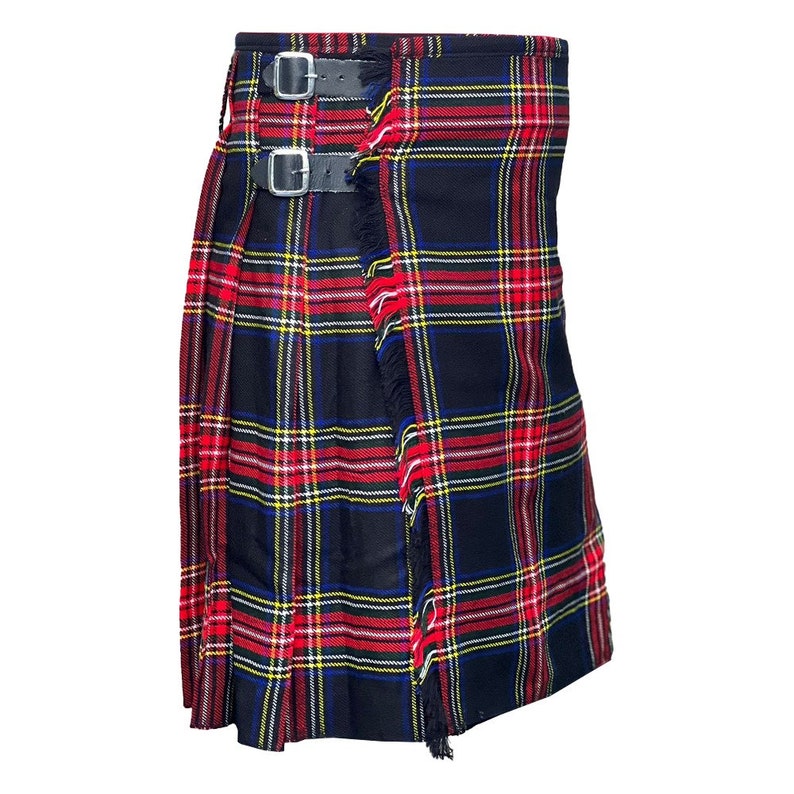 Pu&ograve; includere: Un kilt in tartan nero, rosso e giallo con un fondo a frange e due cinturini in pelle nera con fibbie in vita.