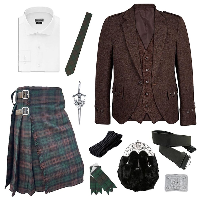 Pu&ograve; includere: Un completo outfit da kilt scozzese con camicia bianca, giacca e gilet in tweed marrone, kilt a quadri verde e bordeaux, cravatta abbinata, sporran e altri accessori. L'outfit include una cintura, un sgian-dubh e calze da kilt.