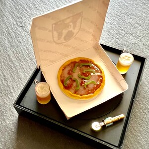1:12 Scale Handmade Dollhouse Vegetarian Pizza with Cardboard Take-Out Box,  Two Frosted Mugs of Beer and a Metal and Wood Pizza Cutter