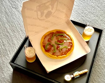 1:12 Scale Handmade Dollhouse Vegetarian Pizza with Cardboard Take-Out Box, Two Frosted Mugs of Beer and a Metal and Wood Pizza Cutter