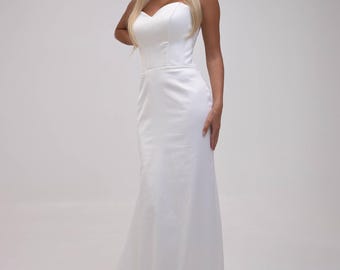 Elegante satijnen trouwjurk met sleep, strapless korsetjurk met ingebouwde cups