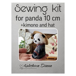 Peut inclure: Un kit de couture pour un panda de 10 cm, portant un kimono et un chapeau. Le panda a une fourrure noire et blanche et porte un kimono foncé avec des bordures rouges. Le texte de l'image indique "Kit de couture pour panda 10 cm + kimono et chapeau."