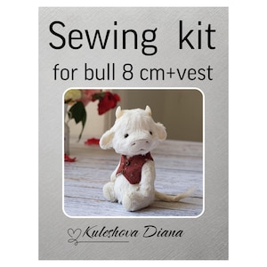 Könnte beinhalten: Ein weißes Plüsch-Bullen-Spielzeug mit einer weinroten Weste. Das Bild enthält den Text "Sewing kit for bull 8 cm+vest" und den Namen "Kuleshova Diana". Der Bulle hat kleine Hörner und sitzt.