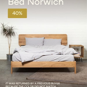 Może przedstawiać: Jasna drewniana rama łóżka z zaokrąglonym zagłówkiem, ubrana w jasnoszarą pościel z widocznymi guzikami. Tekst Bed Norwich oraz 40% pojawiają się u góry, z notatką o wcześniejszym zwrocie u dołu obrazu.