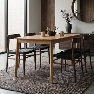 Handgefertigte Eiche OULU Esstisch: Skandinavisches Mid-Century Design
