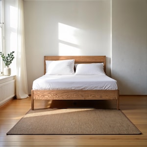 Estrutura de cama escandinava em carvalho: estrutura de cama artesanal em madeira de Ulm e decoração minimalista para quarto estilo loft.