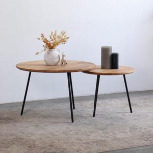 Handgefertigter Couchtisch aus Eiche: Skandinavischer Beistelltisch aus Holz, Metallbeine