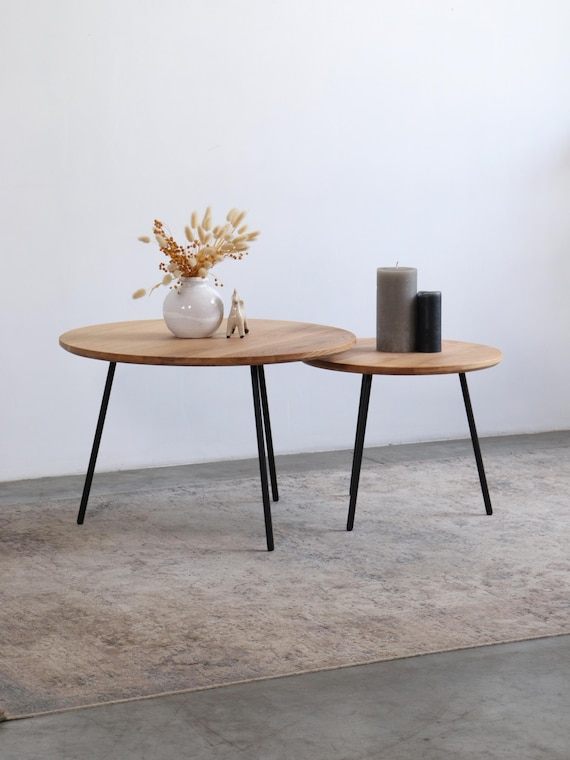 Handgefertigter Couchtisch aus Eiche: Skandinavischer Beistelltisch aus Holz, Metallbeine