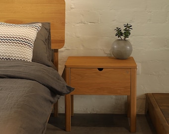 Mesa de cabeceira minimalista em carvalho: mesa de cabeceira escandinava maciça com gaveta.