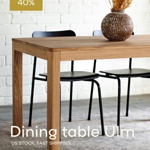 Puede incluir: Una mesa de comedor rectangular de madera marrón claro con cuatro patas rectas, acompañada de dos sillas negras con marcos de metal delgados. Un jarrón redondo y texturizado de color marrón con flores secas se encuentra sobre la mesa.