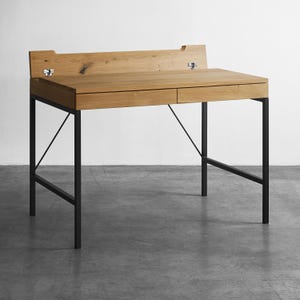 Escritorio de oficina de roble Mennen: mesa de escritura de roble macizo con contenedor, mobiliario ejecutivo único