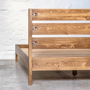 Skandinavisk sängram i ek: Handgjord sängram i Ulmträ och minimalistisk loftsovrumsinredning bild 6