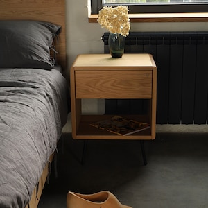 Mesita de noche Blum de madera maciza de roble, diseño Blum con un cajón, moderna mesita de noche escandinava de madera de roble para dormitorio.
