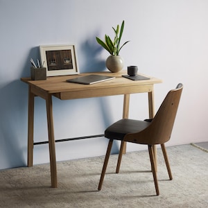 Skandynawski wystrój Yotsa z szerokim biurkiem z szufladą, ręcznie robione drewniane biurko komputerowe z dębu, unikatowe, lite drewno, styl mid-century modern, małe biurko