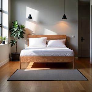 Skandinavisk sängram i ek: Handgjord sängram i Ulmträ och minimalistisk loftsovrumsinredning bild 12