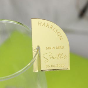 Etichette personalizzate per bevande nuziali|Etichette con nome per bomboniere|Decorazioni per la tavola con ciondoli per bicchieri da vino Indicatori per topper da cocktail|Festa di anniversario di fidanzamento