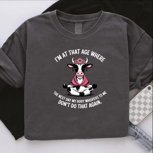 女性用おもしろ牛シャツ、「私はその年齢です」という名言Tシャツ、ボヘミアン牛グラフィックTシャツ、農場の動物のユーモアギフト、瞑想牛シャツ、牛ラブリー