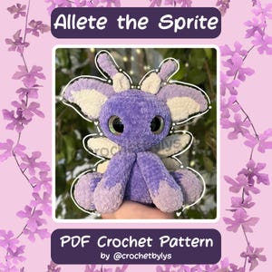 Może przedstawiać: Pluszowy, fioletowy sprite z dużymi, okrągłymi oczami i białymi i lawendowymi akcentami. Obraz zawiera tekst "Allete the Sprite" i "PDF Crochet Pattern by @crochetbys". Jest to ręcznie robiony przedmiot, prawdopodobnie wzór na szydełko.
