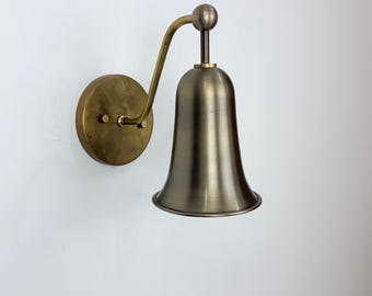 Aplique de pared de latón macizo hecho a mano con forma de campana, acabado antiguo, lámpara de mesita de noche de estilo moderno de mediados de siglo.