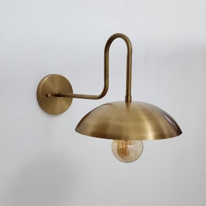 Schwanenhals-Wandleuchte aus Messing mit Opalglaskugel