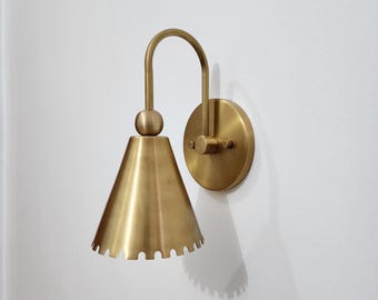 Retro-inspirierte Messing-Wandlampe mit zeitloser Anziehungskraft