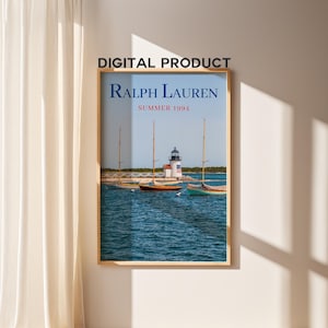 Pode incluir: Uma impressão emoldurada com o logotipo da Ralph Lauren e o texto "Summer 1994". A imagem mostra veleiros em um mar azul, com um farol ao fundo. A impressão está em uma moldura de madeira.