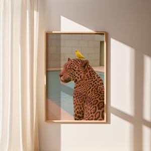 Vintage au bord de la piscine tropicale avec guépard et canari, ambiance exotique de safari rétro, photographie de luxe de décoration de jungle, guépards à Hollywood, impression