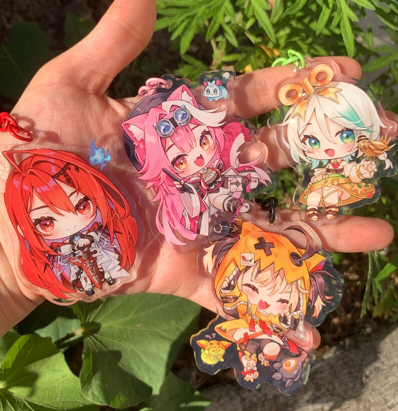 Op de afbeelding: Vier anime-personage sleutelhangers met kleurrijke ontwerpen. De sleutelhangers zijn gemaakt van helder acryl en tonen personages met verschillende kapsels, outfits en accessoires.