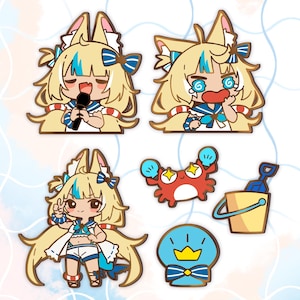 Pode incluir: Um conjunto de autocolantes em estilo cartoon. Apresentam uma personagem loira em estilo anime com orelhas de gato em várias poses, um caranguejo vermelho, um balde de areia e um emblema azul com uma coroa. A personagem usa uma roupa de marinheiro.