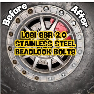Puede incluir: Primer plano de un neumático con una llanta plateada y una pinza de freno roja. La llanta tiene un anillo de bloqueo de talón negro con tornillos plateados. El texto "LOSI SBR 2.0 STAINLESS STEEL BEADLOCK BOLTS" está impreso en amarillo en el neumático.