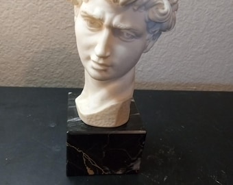 EXQUISITO Busto de David Ruggeri G de alabastro de 7" de Italia sobre pedestal de mármol