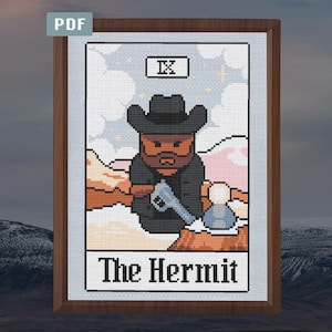 Puede incluir: Patrón de punto de cruz de la carta del tarot El Ermitaño. La imagen presenta una figura tipo vaquero con sombrero y abrigo negros, sosteniendo un arma. La carta está enmarcada en un borde de madera, con la palabra "PDF" en la esquina superior izquierda.