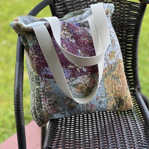 Gewatteerde draagtas gemaakt van vintage hergebruikte quilt.