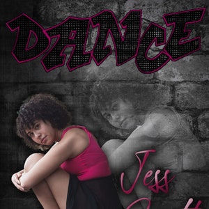 Puede incluir: Una joven con un leotardo rosa y una falda negra se sienta con las piernas cruzadas, usando zapatillas de punta. El fondo es una pared de ladrillo con la palabra "DANCE" en letras grandes, negras con contornos rosas. El texto "Jess Smith" está escrito en cursiva rosa.