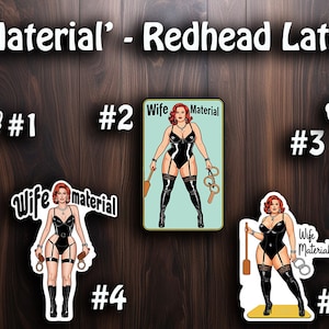 "Lustig und sexy 'Eife Material' - Rothaarige Latex Frau Sticker."