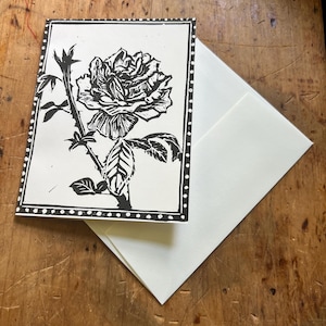 Rosa - Cartão de felicitações em branco feito individualmente em linóleo com envelope