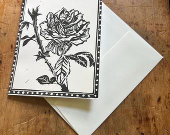 Blanco wenskaart met roze linoprint en envelop