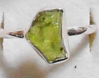 Gift Peridot Jewelry Making Stone Wholesale Raw Gemstone Natural Raw Peridot Uncut Shape for Jewellery Making Gemstone Supply Tool