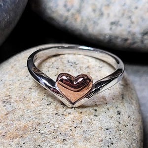 Anillo de corazón de plata de ley y chapado en oro rosa